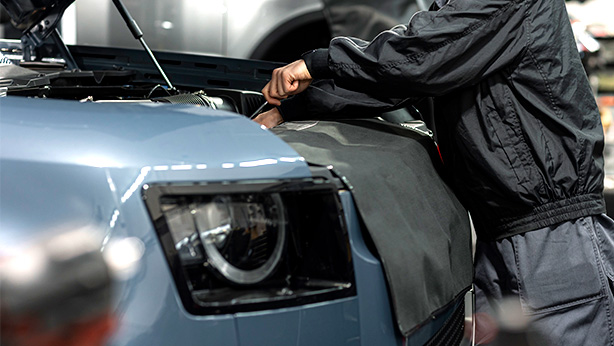 ディフェンダーを整備している整備士の様子