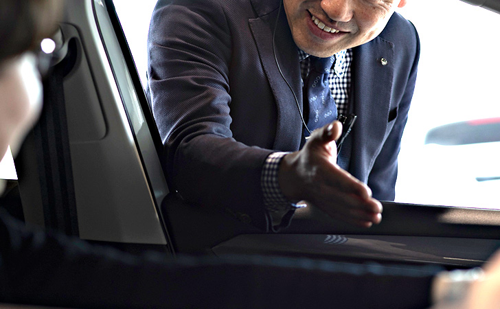 接客をする富士自動車スタッフ